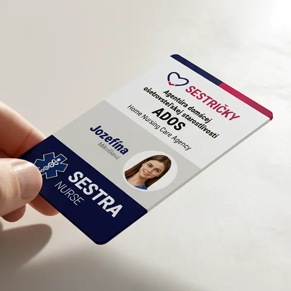 Zamestnanec ukazuje preukaz. Vždy pri pochybnostiach si pýtajte preukaz sestry.